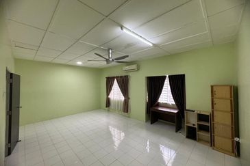 Kulai / Tamam Putri Kulai / Jalan Sri Putri 7 / 2 Storey Terrace House / Fully Extended 