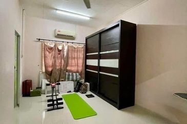 Kulai / Bandar Putra / Jalan Kasawari / 2 Storey Terrace House / Renovated Unit 