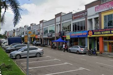 Ulu Tiram / Taman Bestari Indah / Jalan Bestari 5x - Double Storey Shoplot / Facing Mainroad 