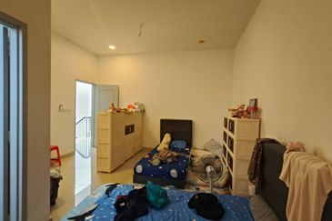 Kulai / Bandar Indahpura/ Jalan Iris / Kensington 1Bigger Type Double Storey Corner lot / Unblock view 大款角头单位