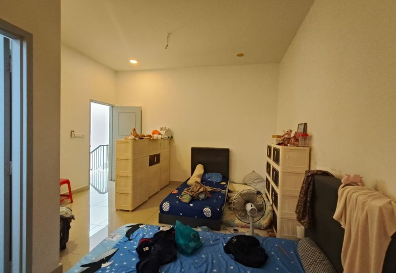 Kulai / Bandar Indahpura/ Jalan Iris / Kensington 1Bigger Type Double Storey Corner lot / Unblock view 大款角头单位