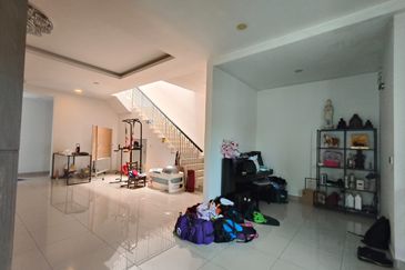 Kulai / Bandar Indahpura/ Jalan Iris / Kensington 1Bigger Type Double Storey Corner lot / Unblock view 大款角头单位