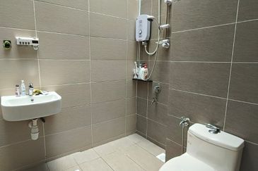 Kulai / Bandar Indahpura/ Jalan Iris / Kensington 1Bigger Type Double Storey Corner lot / Unblock view 大款角头单位