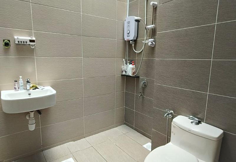 Kulai / Bandar Indahpura/ Jalan Iris / Kensington 1Bigger Type Double Storey Corner lot / Unblock view 大款角头单位