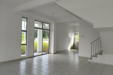 Senai / Taman Scientex Utama / Double Storey Cornerlot / 