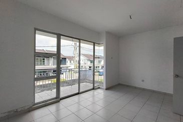 Senai / Taman Scientex Utama / Double Storey Cornerlot / 