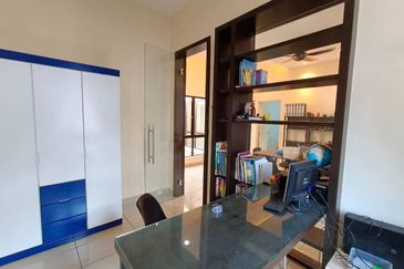 Johor kulai Indahpura Lakeview Residency /Double Storey Semi-D/Renovated/Fully Furnished 
