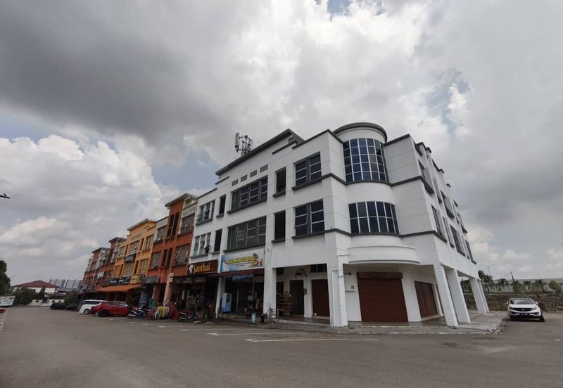 Ulu Tiram / Taman Desa Cemerlang / Jalan Kekabu / 3 Storey Shoplot Corner Unit Whole Block 