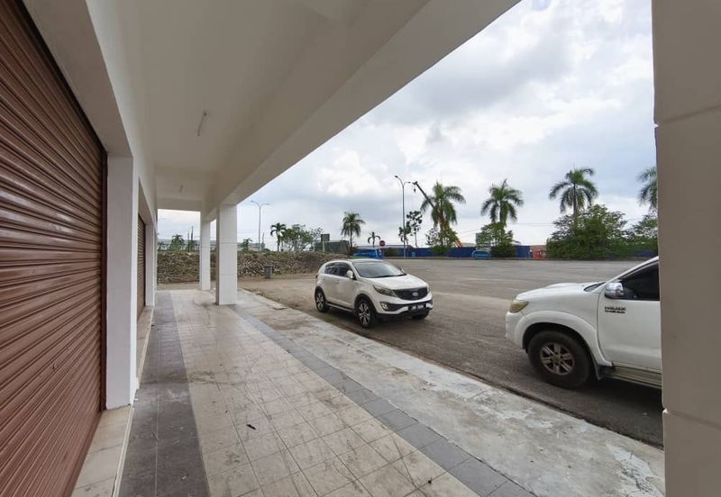 Ulu Tiram / Taman Desa Cemerlang / Jalan Kekabu / 3 Storey Shoplot Corner Unit Whole Block 