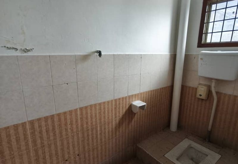 Ulu Tiram / Taman Desa Cemerlang / Jalan Kekabu / 3 Storey Shoplot Corner Unit Whole Block 