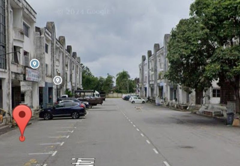 Kulai / Taman Putri Kulai / Sri Putri 5 / Three Storey Shop lot Ground Floor Only 