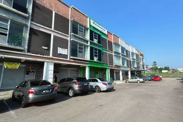 Kulai / Taman Tropika / Jalan Tropika / 3 Storey Shop End lot Unit ROI 5.3% / Facing Main Road 