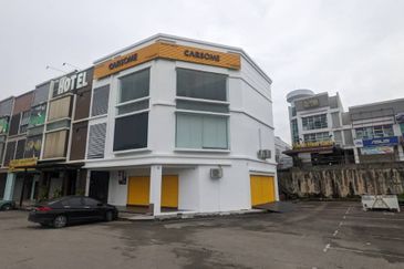Kulai / Taman Tropika / Jalan Tropika / 3 Storey Shop End lot Unit ROI 5.3% / Facing Main Road 