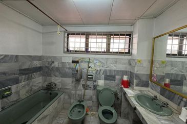 Skudai / Taman Sri Skudai / Jalan Emas / Double Storey Terrace House ( 坐南朝北 ) 