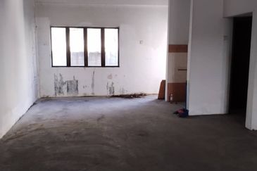 Kulai / Bandar Indahpura/ Jalan Kenanga / 4 Storey Shop lot Sold Separately — 2nd floor, 3rd floor, and 4th floor。4层楼店铺分开卖，2楼，3楼，4楼