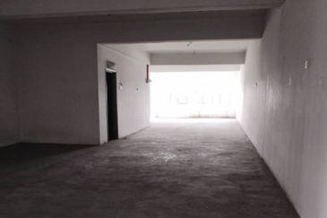 Kulai / Bandar Indahpura/ Jalan Kenanga / 4 Storey Shop lot Sold Separately — 2nd floor, 3rd floor, and 4th floor。4层楼店铺分开卖，2楼，3楼，4楼