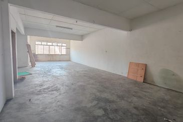 Kulai /Taman Gunung Pulai / Jalan Gangsa / Double Storey Shop lot / Unblock View Facing Main Road