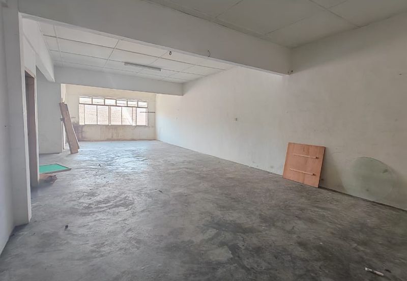 Kulai /Taman Gunung Pulai / Jalan Gangsa / Double Storey Shop lot / Unblock View Facing Main Road