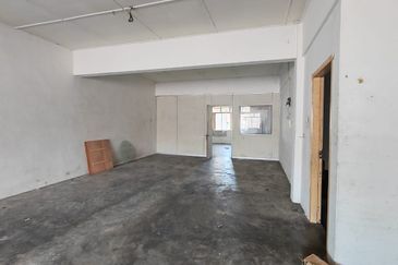 Kulai /Taman Gunung Pulai / Jalan Gangsa / Double Storey Shop lot / Unblock View Facing Main Road