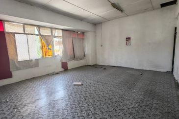 Kulai /Taman Gunung Pulai / Jalan Gangsa / Double Storey Shop lot / Unblock View Facing Main Road