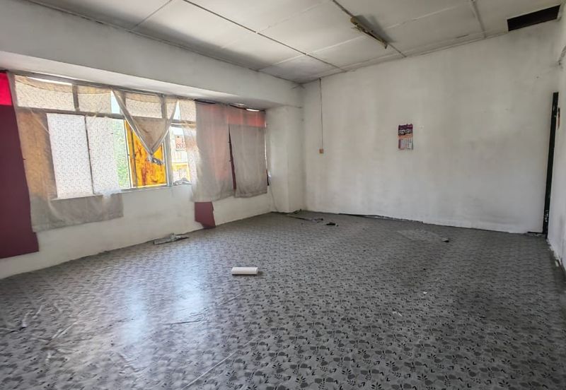 Kulai /Taman Gunung Pulai / Jalan Gangsa / Double Storey Shop lot / Unblock View Facing Main Road