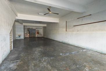 Kulai /Taman Gunung Pulai / Jalan Gangsa / Double Storey Shop lot / Unblock View Facing Main Road