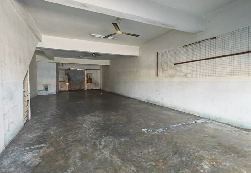 Kulai /Taman Gunung Pulai / Jalan Gangsa / Double Storey Shop lot / Unblock View Facing Main Road