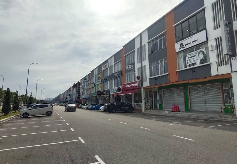 Johor Bahru / Austin Crest / Jalan Jaya Putra / 3 Storey Commercial Shoplot / Facing LA Garden