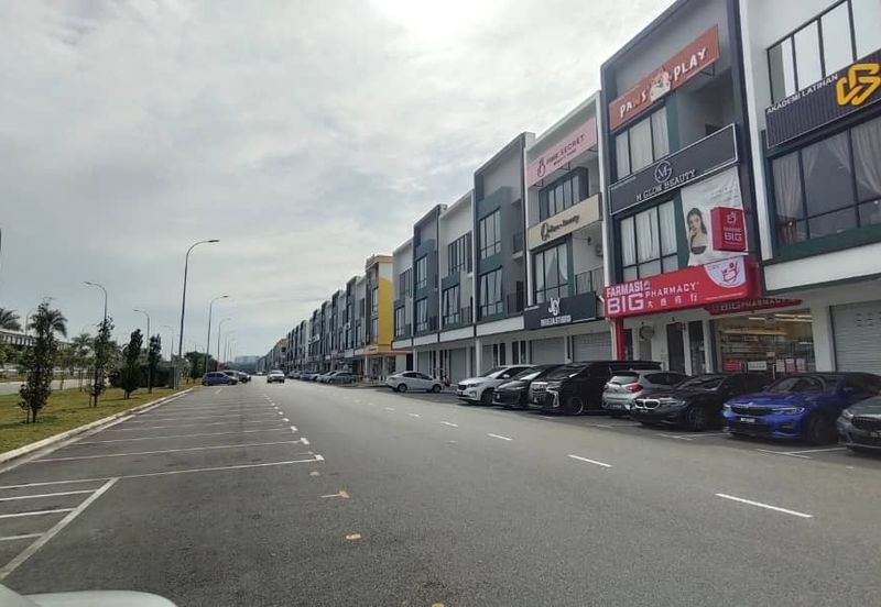 Johor Bahru / Austin Crest / Jalan Jaya Putra / 3 Storey Commercial Shoplot / Facing LA Garden