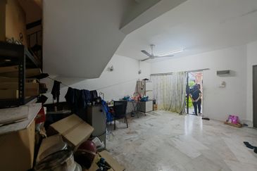 Kulai / Bandar Indahpura / Jalan Teratai / Double Storey House original unit / gated & guarded