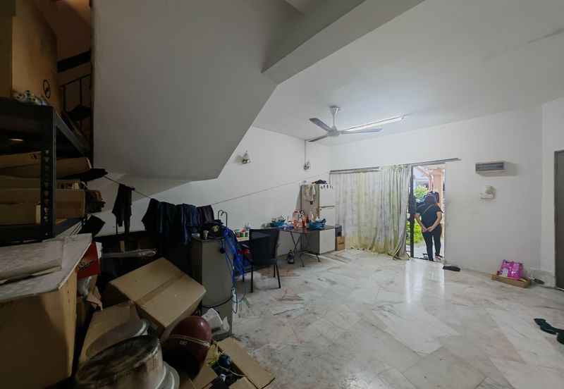 Kulai / Bandar Indahpura / Jalan Teratai / Double Storey House original unit / gated & guarded