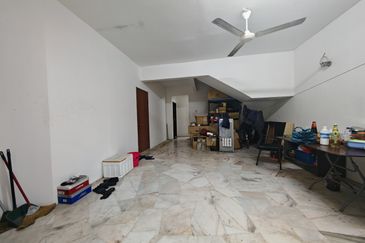 Kulai / Bandar Indahpura / Jalan Teratai / Double Storey House original unit / gated & guarded