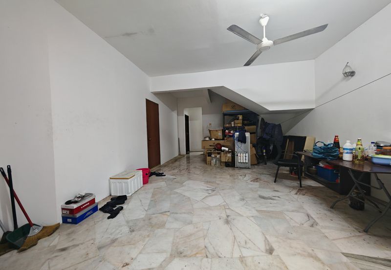 Kulai / Bandar Indahpura / Jalan Teratai / Double Storey House original unit / gated & guarded