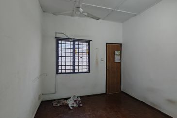 Kulai / Bandar Indahpura / Jalan Teratai / Double Storey House original unit / gated & guarded