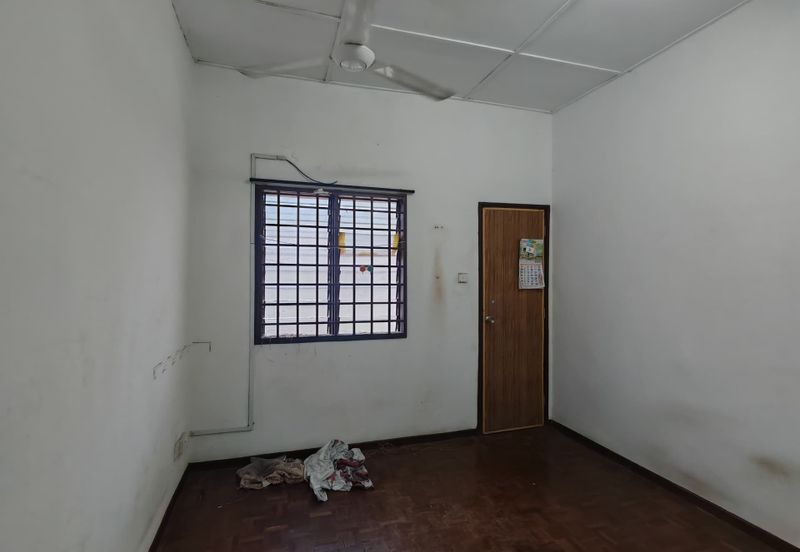 Kulai / Bandar Indahpura / Jalan Teratai / Double Storey House original unit / gated & guarded