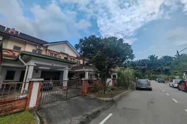 Kulai / Bandar Indahpura / Jalan Teratai / Double Storey House original unit / gated & guarded