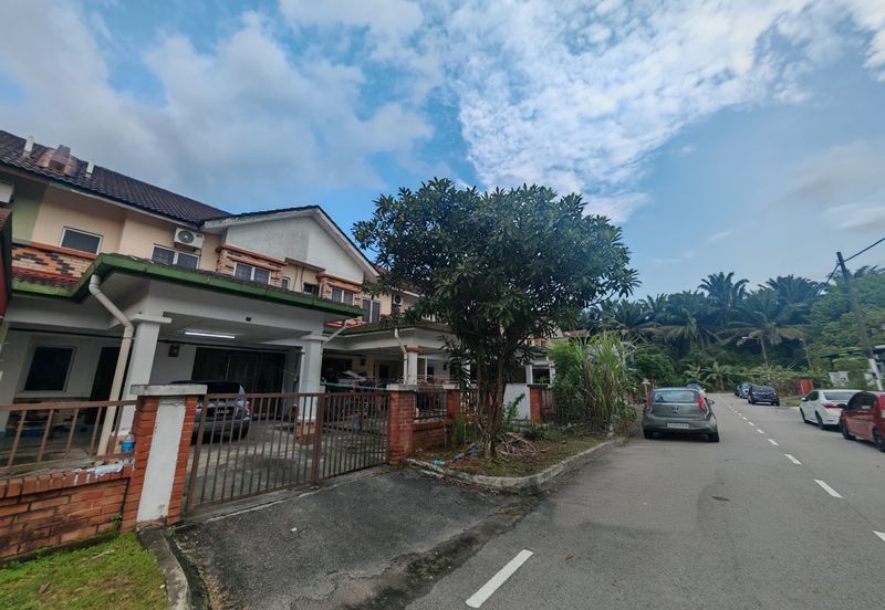 Kulai / Bandar Indahpura / Jalan Teratai / Double Storey House original unit / gated & guarded