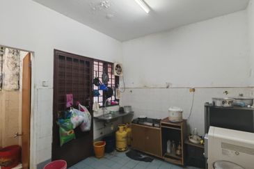 Kulai / Bandar Indahpura / Jalan Teratai / Double Storey House original unit / gated & guarded