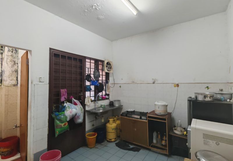 Kulai / Bandar Indahpura / Jalan Teratai / Double Storey House original unit / gated & guarded