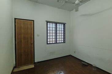 Kulai / Bandar Indahpura / Jalan Teratai / Double Storey House original unit / gated & guarded