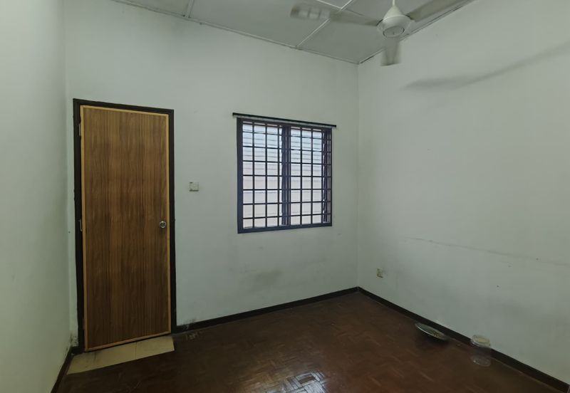 Kulai / Bandar Indahpura / Jalan Teratai / Double Storey House original unit / gated & guarded