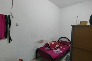 Kulai / Bandar Indahpura / Jalan Teratai / Double Storey House original unit / gated & guarded