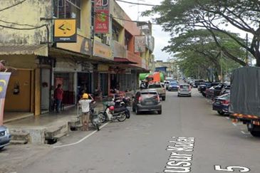 Kulai / Taman Nam Tak / Jalan Susur Kulai / Double Storey Shop / Facing Main Road 