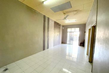 Kulai / Bandar Putra / Jalan Merak / Single Storey House 