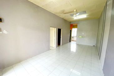 Kulai / Bandar Putra / Jalan Merak / Single Storey House 