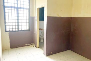 Kulai / Bandar Putra / Jalan Merak / Single Storey House 