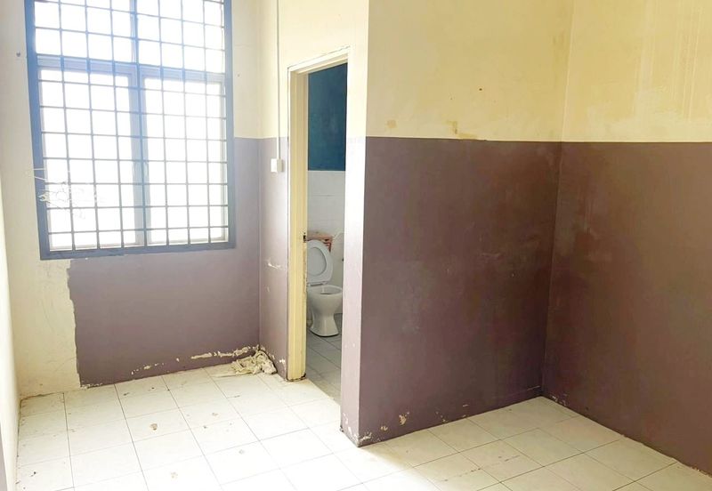 Kulai / Bandar Putra / Jalan Merak / Single Storey House 