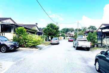Kulai / Bandar Putra / Jalan Merak / Single Storey House 
