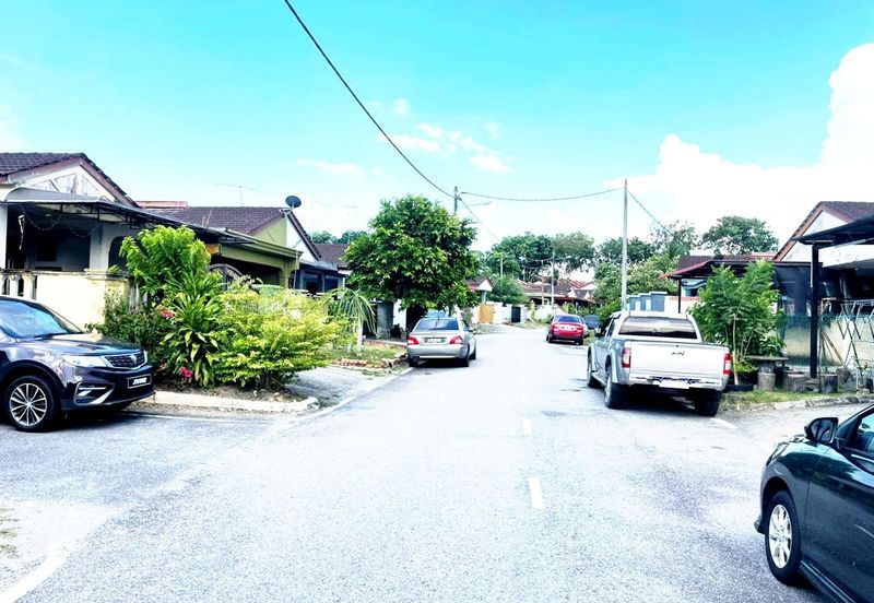 Kulai / Bandar Putra / Jalan Merak / Single Storey House 