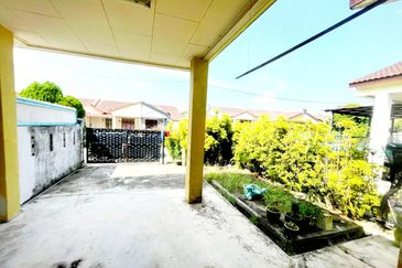 Kulai / Bandar Putra / Jalan Merak / Single Storey House 